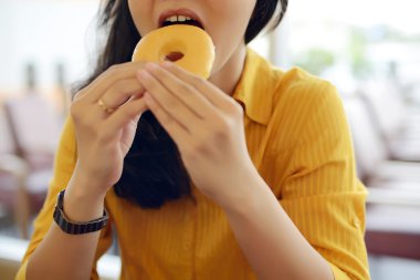 kadın donut yemek