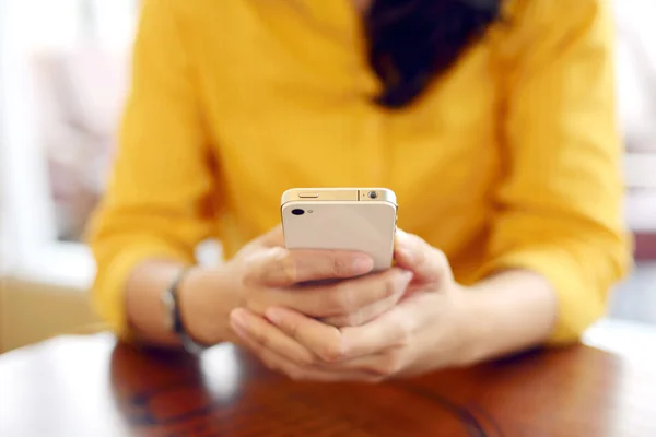 Affärskvinna med hjälp av mobiltelefon — Stockfoto