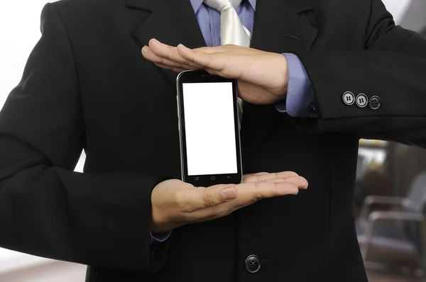 Affärsman hand presenterar en modern smartphone — Stockfoto