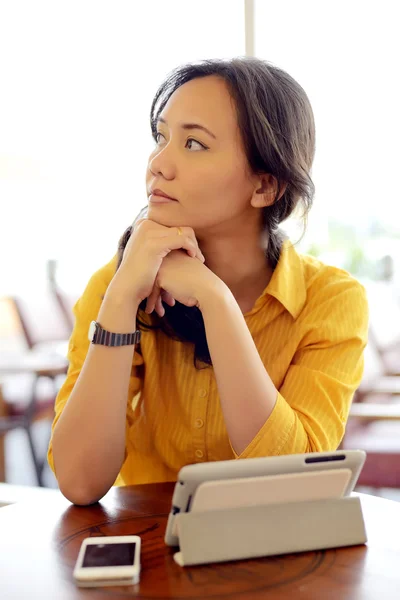 Mujer confundida usando tableta — Foto de Stock