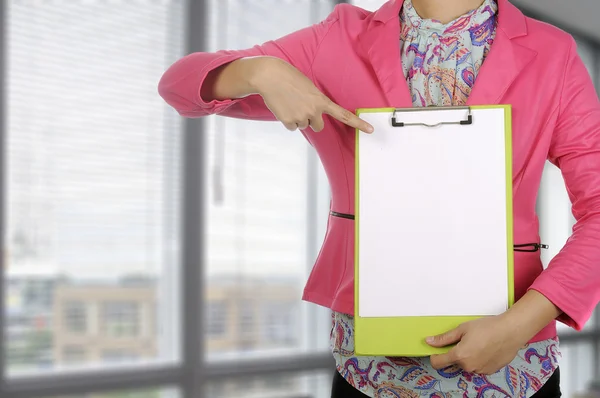 Zakenvrouw houden Klembord in de vergaderzaal — Stockfoto