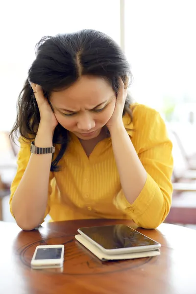 Woman Confused Using Tablet — Stock Photo, Image