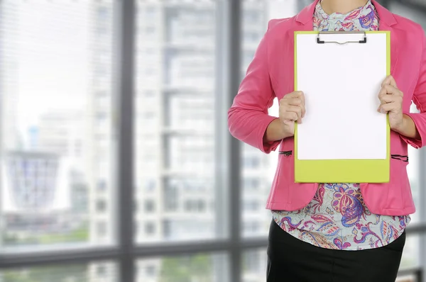 Affärskvinna håller Urklipp i konferensrum — Stockfoto