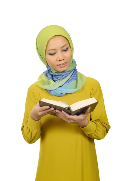 Mulher em Hijab leitura Alcorão — Fotografia de Stock