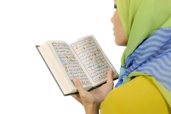 Femme en hijab lisant le Coran — Photo