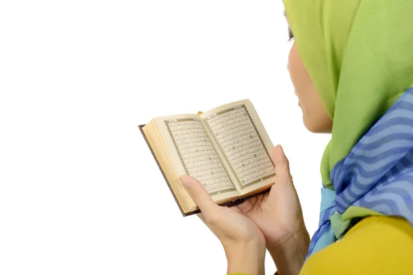 Vrouw in hijab koran lezen — Stockfoto