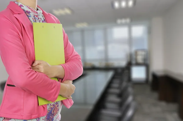 Affärskvinna håller Urklipp i konferensrum — Stockfoto