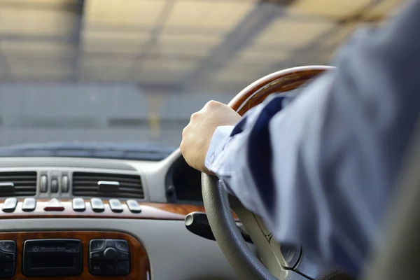 Uomo con un volante — Foto Stock