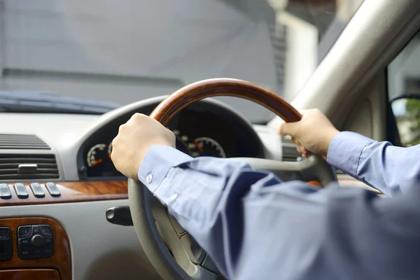 Uomo con un volante — Foto Stock