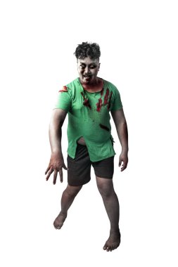 Vücudunda kan ve yara olan korkunç zombi beyaz arka planda tek başına duruyor.