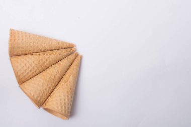 Dondurma külahı beyaz arkaplanda izole