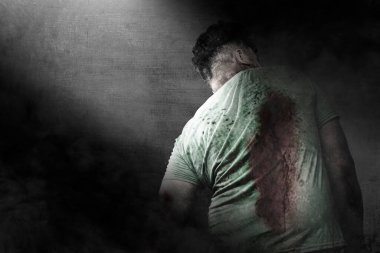 Korkunç zombi görüntüsü. Vücudunda kan ve yara var. Koyu bir geçmişi var.