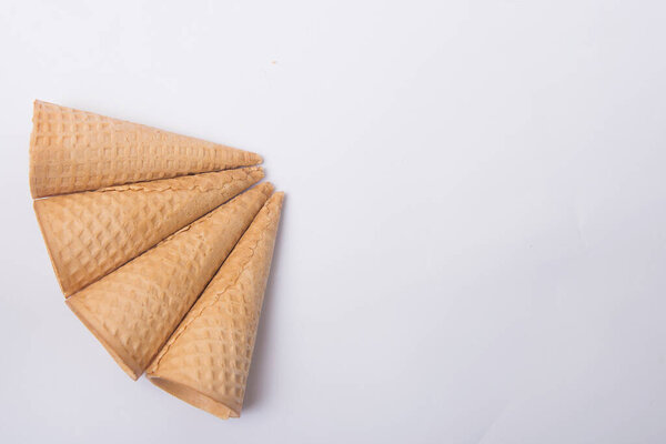 Конус мороженого изолирован на белом фоне