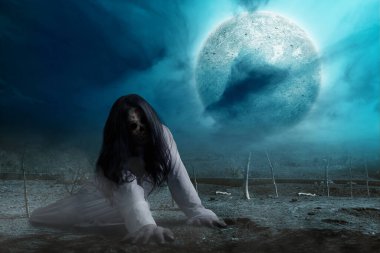 Gece sahne geçmişiyle sürünen korkunç hayalet kadın. Cadılar Bayramı konsepti