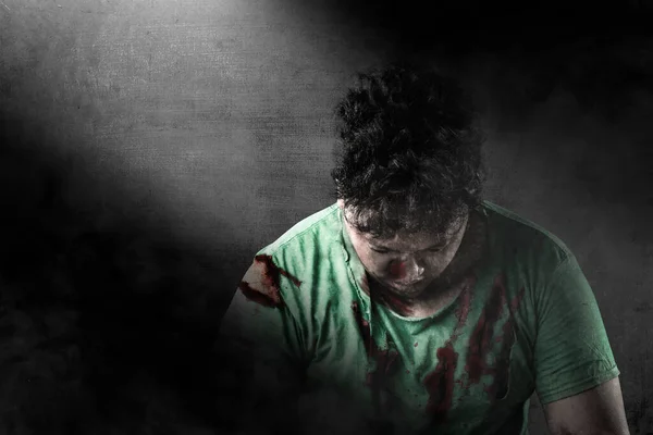 Zombie Asustadizo Con Sangre Herida Cuerpo Pie Con Fondo Oscuro — Foto de Stock