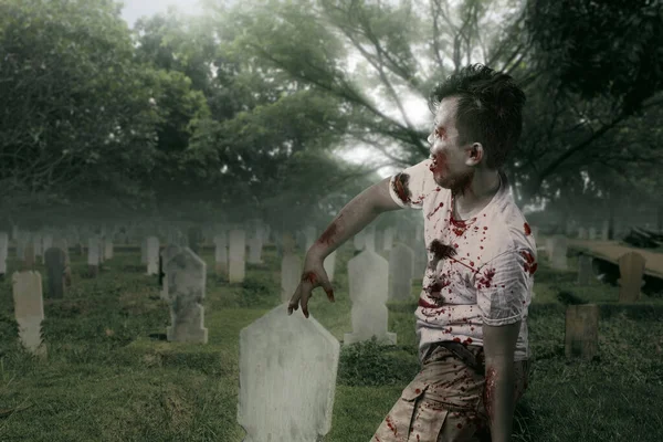 Zumbi Assustador Com Sangue Ferida Seu Corpo Andando Cemitério — Fotografia de Stock
