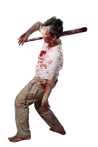 身上有血和伤痕的可怕僵尸拿着棒球棒站在白色的背景上 — 图库照片