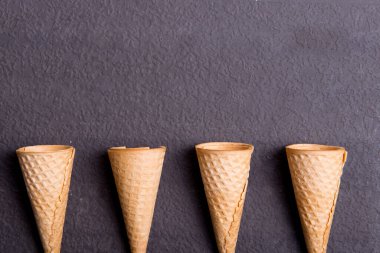 Dondurma külahı siyah arkaplanda