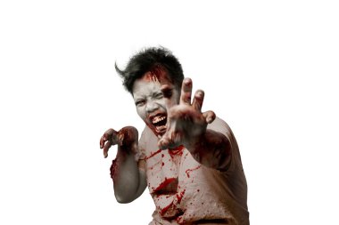 Vücudunda kan ve yara olan korkunç zombi beyaz arka planda tek başına duruyor.