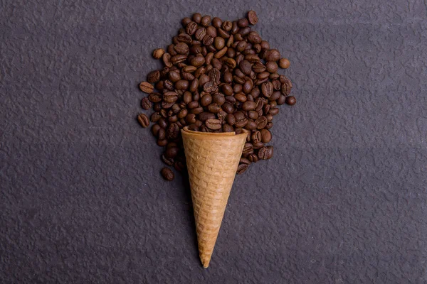 Cone Sorvete Com Grãos Café Fundo Preto — Fotografia de Stock