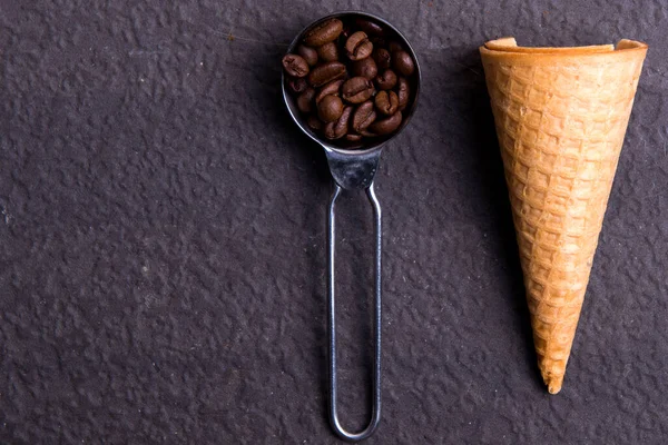 Παγωτό Χωνάκι Κόκκους Καφέ Μαύρο Φόντο — Φωτογραφία Αρχείου