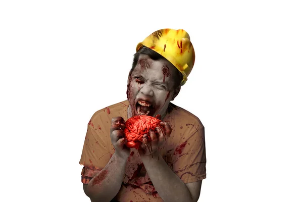 白い背景に隔離された生の脳を食べる彼の体に血と傷を持つ恐ろしいゾンビ — ストック写真