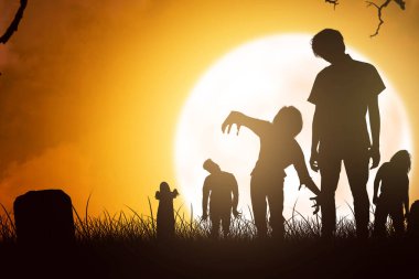 Vücudunda kan ve yara olan korkunç zombilerin silueti gece sahnesinde ayakta duruyor.