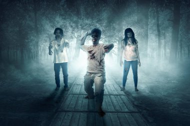 Kanlı ve yaralı korkunç zombiler yolda yürüyor.