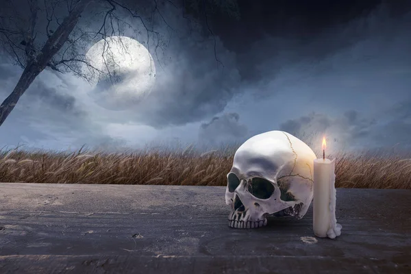 Menschenkopf Auf Holztisch Mit Kerze Und Nächtlichem Szenenhintergrund — Stockfoto