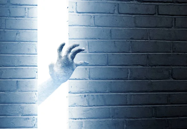 Zombie Hand Met Bloed Wond Achter Bakstenen Muur Met Een — Stockfoto