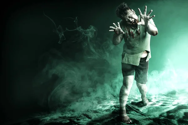 Enge Zombie Met Bloed Wond Zijn Lichaam Lopen Donkere Achtergrond — Stockfoto