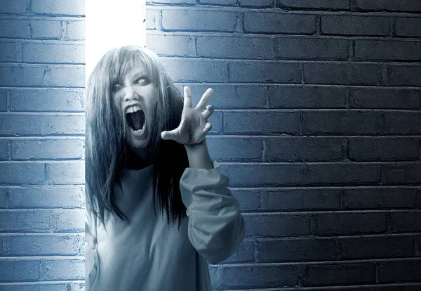 Τρομακτική Γυναίκα Φάντασμα Στέκεται Πίσω Από Τον Τοίχο Τούβλο Φωτεινό — Φωτογραφία Αρχείου