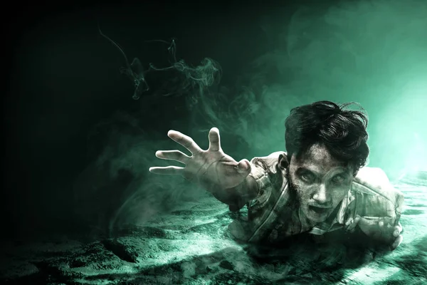 Enge Zombie Met Bloed Wond Zijn Lichaam Kruipend Donkere Achtergrond — Stockfoto