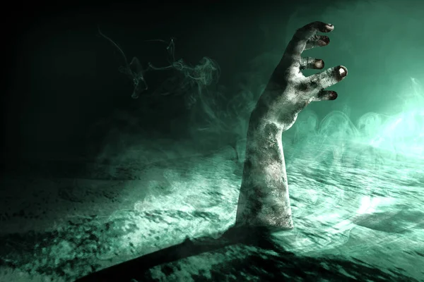 Рука Зомби Кровью Раной Поднятой Земли — стоковое фото