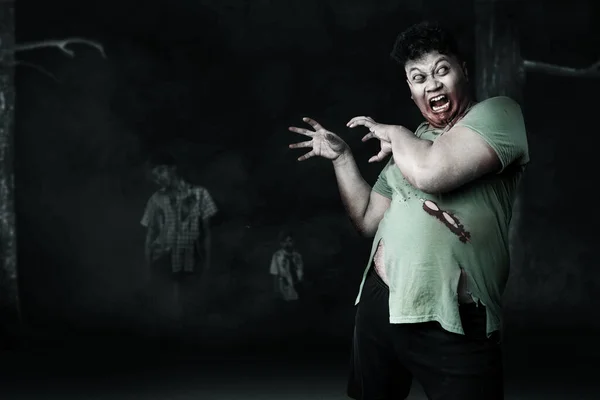 Enge Zombies Met Bloed Wond Zijn Lichaam Lopen Donkere Achtergrond — Stockfoto