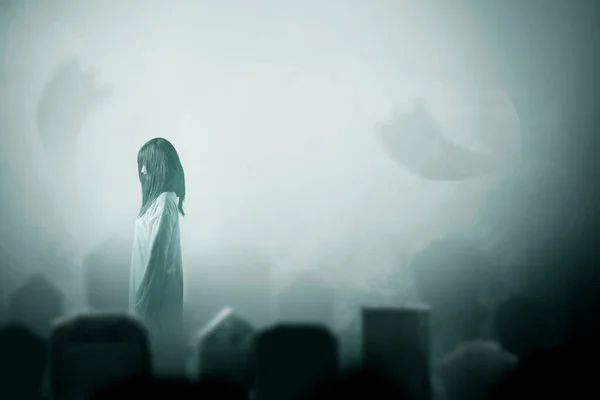 Τρομακτική Γυναίκα Φάντασμα Στέκεται Στο Νεκροταφείο Απόκριες — Φωτογραφία Αρχείου
