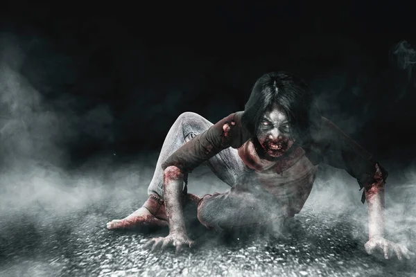 在黑暗的背景下爬行的可怕僵尸身上有血和伤痕 — 图库照片