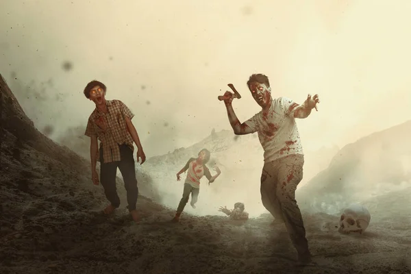 Enge Zombies Met Bloed Verwondingen Zijn Lichaam Lopen Heuvels — Stockfoto