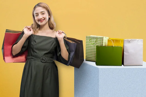 Asiatin Mit Einer Einkaufstasche Mit Farbigem Hintergrund Black Friday Konzept — Stockfoto