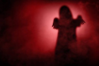 Dramatik bir geçmişi olan korkunç hayalet kadın silueti.