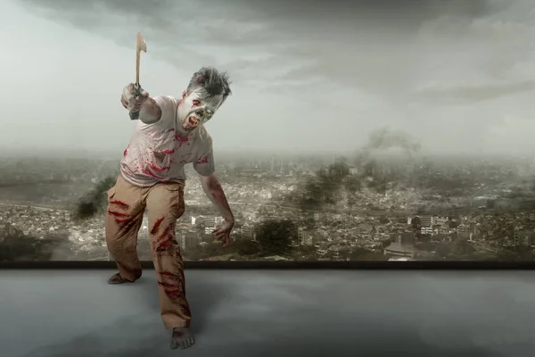 身上有血和伤痕的可怕僵尸拿着镰刀走在被毁的城市背景下 — 图库照片