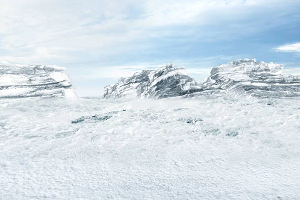 하늘을 배경으로 눈덮인 언덕의 — 스톡 사진