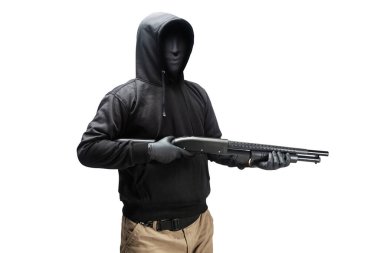 Tüfeği tutan maskeli suçlu beyaz arka planda izole edilmiş.