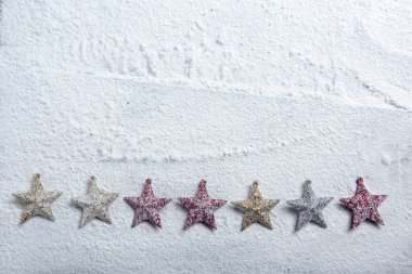 Karda renkli bir Noel yıldızı. Noel süslemesi