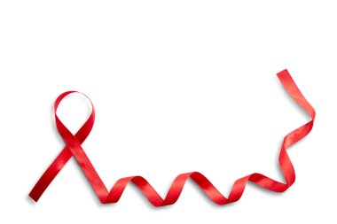 Beyaz arka planı olan kırmızı kurdele. HIV AIDS kurdele farkındalığı