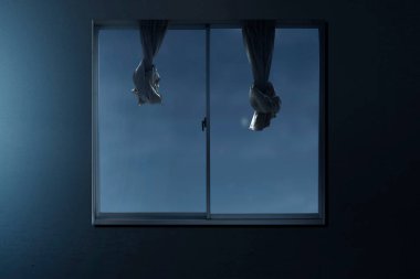 Pencere camı ve perdesi koyu duvar arkaplanlı