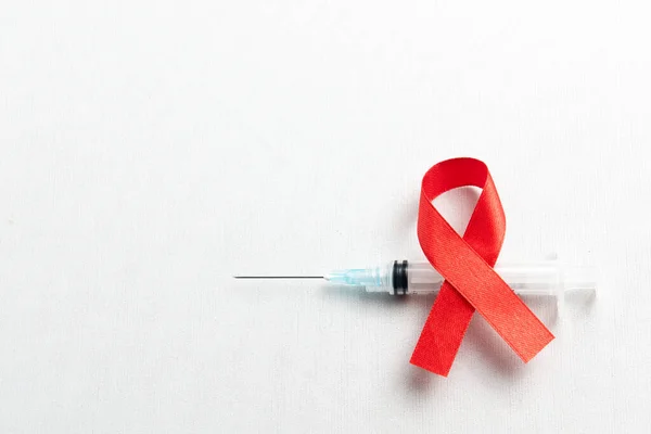 Rood Lint Spuit Met Witte Achtergrond Hiv Aids Lint Bewustzijn — Stockfoto
