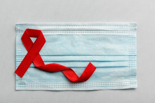Fita Vermelha Seringa Com Fundo Branco Hiv Aids Fita Consciência — Fotografia de Stock
