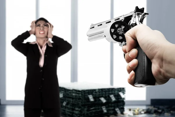 銀行強盗中に銃を銀行の従業員に向ける犯罪者 — ストック写真