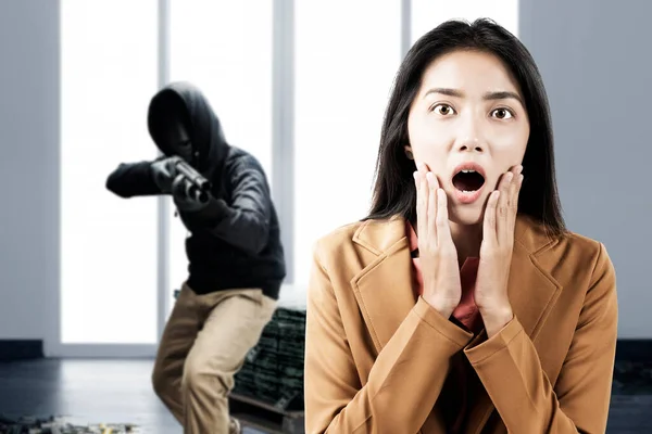 Krimineller Mit Versteckter Maske Richtet Schrotflinte Auf Bankangestellte Während Das — Stockfoto